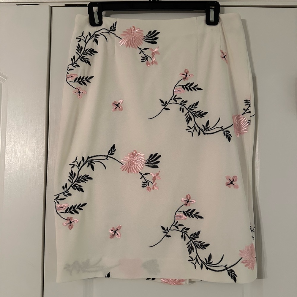 Kasper white skirt with embroidery
